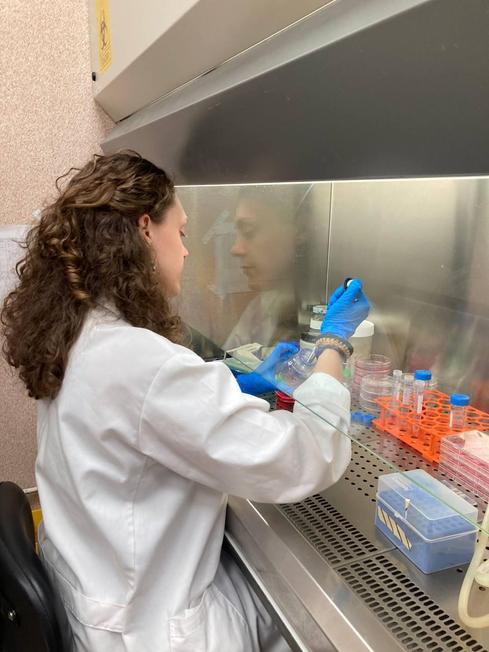 Paula Gallego en el laboratorio